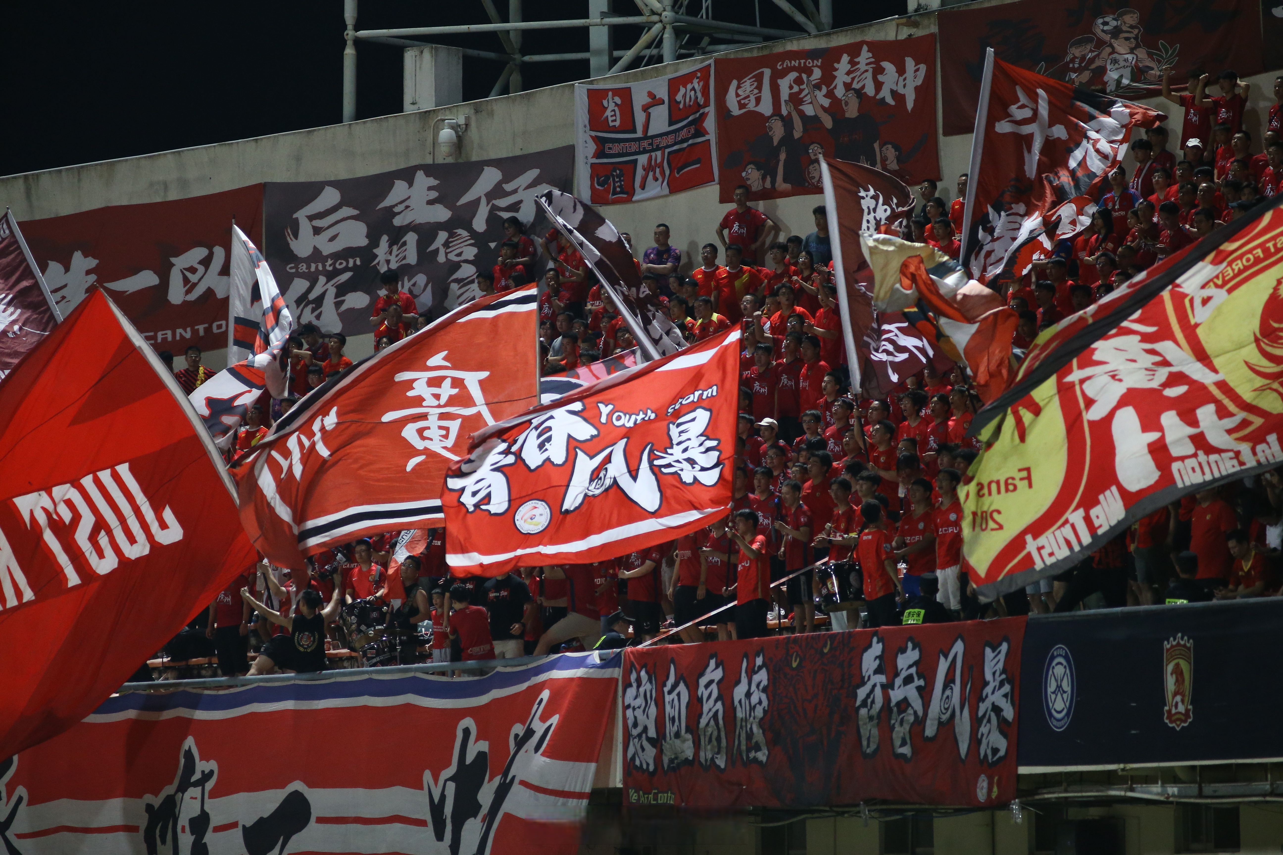 球队在主场比赛中连胜，士气高涨