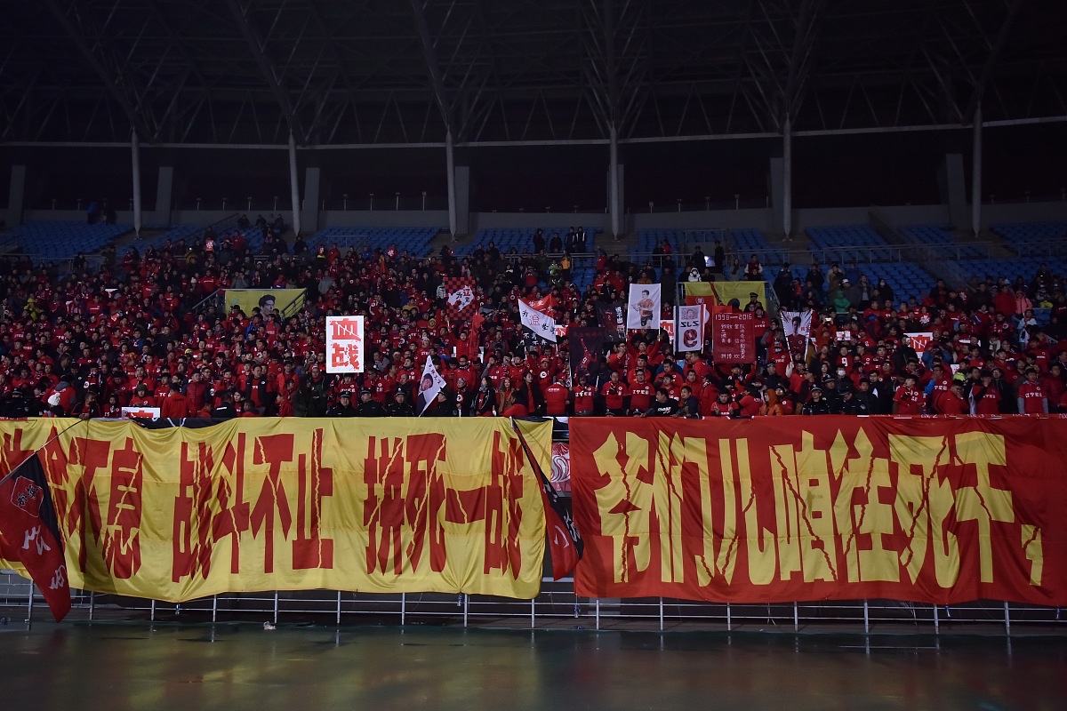 火爆赛事掀起球迷狂热，场下助威声不断的简单介绍